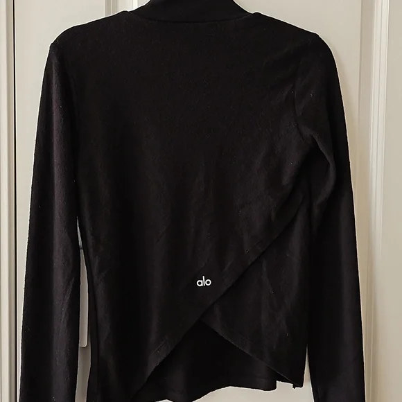 NWT- Alo Embrace Long Sleeve Cross Street - Picture 2 of 6